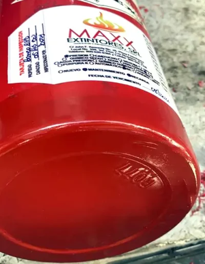 Detalle de un extintores recargado siguiendo los protocolos más estrictos