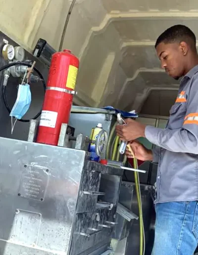 Técnico de Maxx Extintores trabajando en el taller móvil