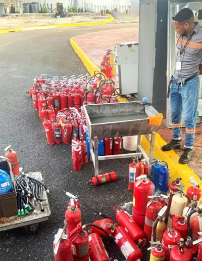 Técnico de Maxx Extintores listo para empezar a recargar los extintores