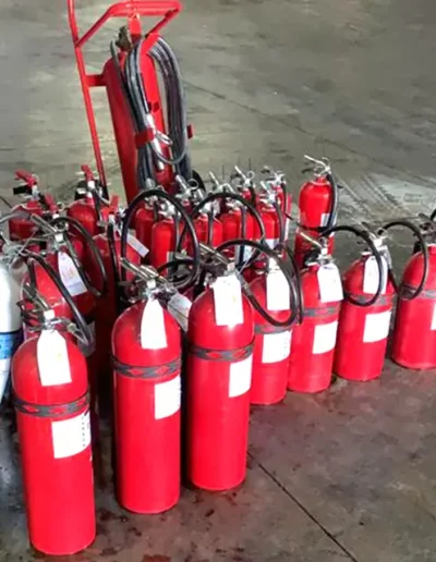 Extintores en espera de ser recargados