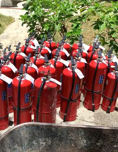 Extintores en espera de ser recargados