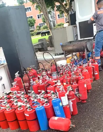 Técnico de Maxx Extintores mientras trabaja en el taller móvil